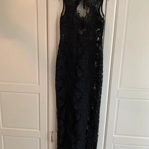 Ida Sjöstedt Couture strl XS - Makalös klänning från Ida Sjöstedt Couture. Använd vid ett tillfälle. Strl XS. Nypris 5995 kr