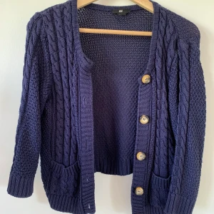 Marinblå kofta i storlek S - Klassisk stickad kofta som passar till allt. Älskar passformen! 