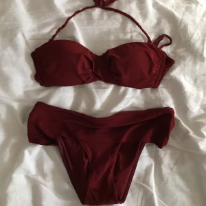 Vinröd bikini - Säljer en fin vinröd bikini, den sitter väldigt bra på och är i bra skick, säljer för att den inte passar längre, toppen är i storlek 36 och bikinitrosorna är i storlek 34, nypris ca 450kr
