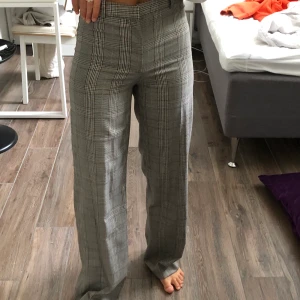 Vida rutiga kostymbyxor  - Ett par långa, vida, rutiga kostymbyxor med hög midja från zara. Storlek 34, knappt använda! Köptes för 500kr, budgivning startar från 300kr. 