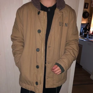 Höst/vinterjacka - Snygg höst/vinterjacka! Fodrat inrede och krage-som kan fällas upp och knäppas. Storlek M. 200kr+frakt