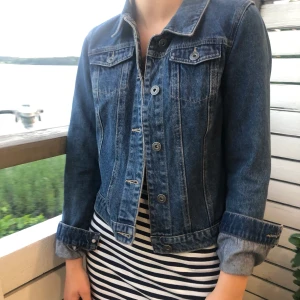 Supersnygg jeansjacka från ONLY - En stilig jeansjacka från ONLY i mycket bra skick⛄️ | väldigt basic och bra komplettera sin outfit med! | Fraktkostnad tillkommer✨ 