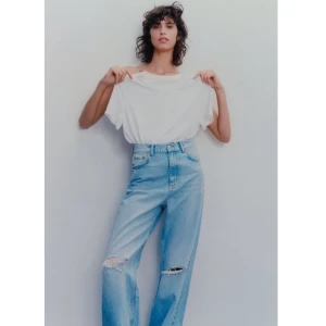 Intressekoll zarajeans - Helt nya jeans från Zara, säljer pga råkat köpa dubbletter och kan inte lämna tillbaka. Hellånga på mig som är 177cm men går nog bra att klippa av om man skulle vilja. Buda i kommentarerna! Köparen står för frakt🌸