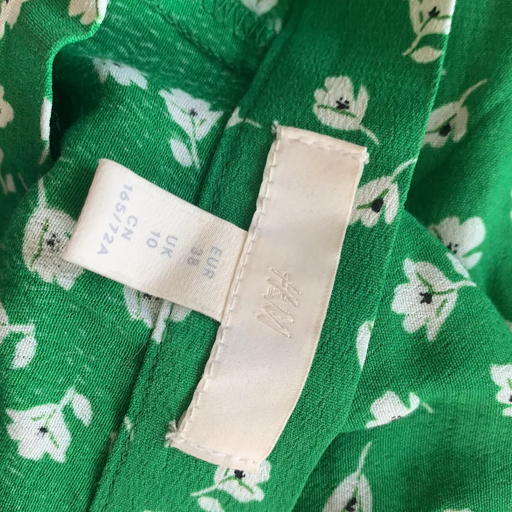 Grön fin blommig kjol från H&M. Använd ca 2ggr! Startbud: 100kr, LEDANDE BUD: 150kr, buda i kommentarerna! Skicka PM om du har mer funderingar. Kjolar.