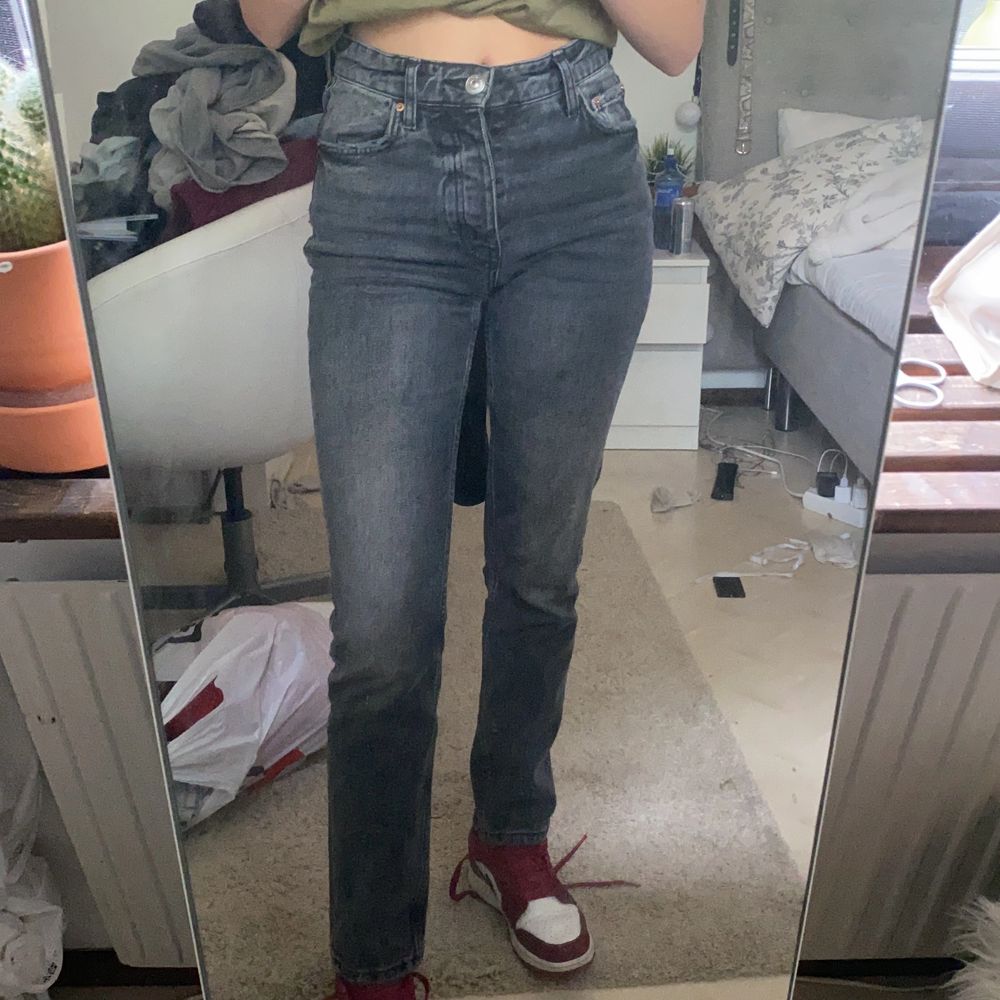 Tänkte sälja ett par perfekta jeans från Gina då dom inte kommer till användning längre💗 jag är runt 165 cm i dom sitter perfekt på mig,frakten tillkommer🥰. Jeans & Byxor.