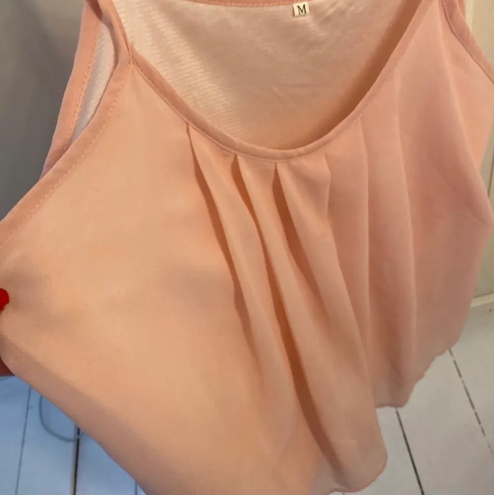 Så fint rosa linne!  Storlek M, men skulle säga att den passar s också 🌱 Fint skick & inga defekter ✨ Köparen betalar frakt 💖💖. Toppar.