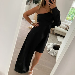 Klänning  - Finaste svarta klänning helt ny med lappen kvar. Pris 250kr + frakt eller buda gärna om många intresserade. 