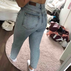 Blå momjeans - sjukt snygga momjeans från bikbok, köpta för 599 men säljer eftersom jag har andra byxor jag använder mer. Har inte använt de mer än ett fåtal gånger så skicket är som nytt!  köparen står för frakten (79kr) 💓