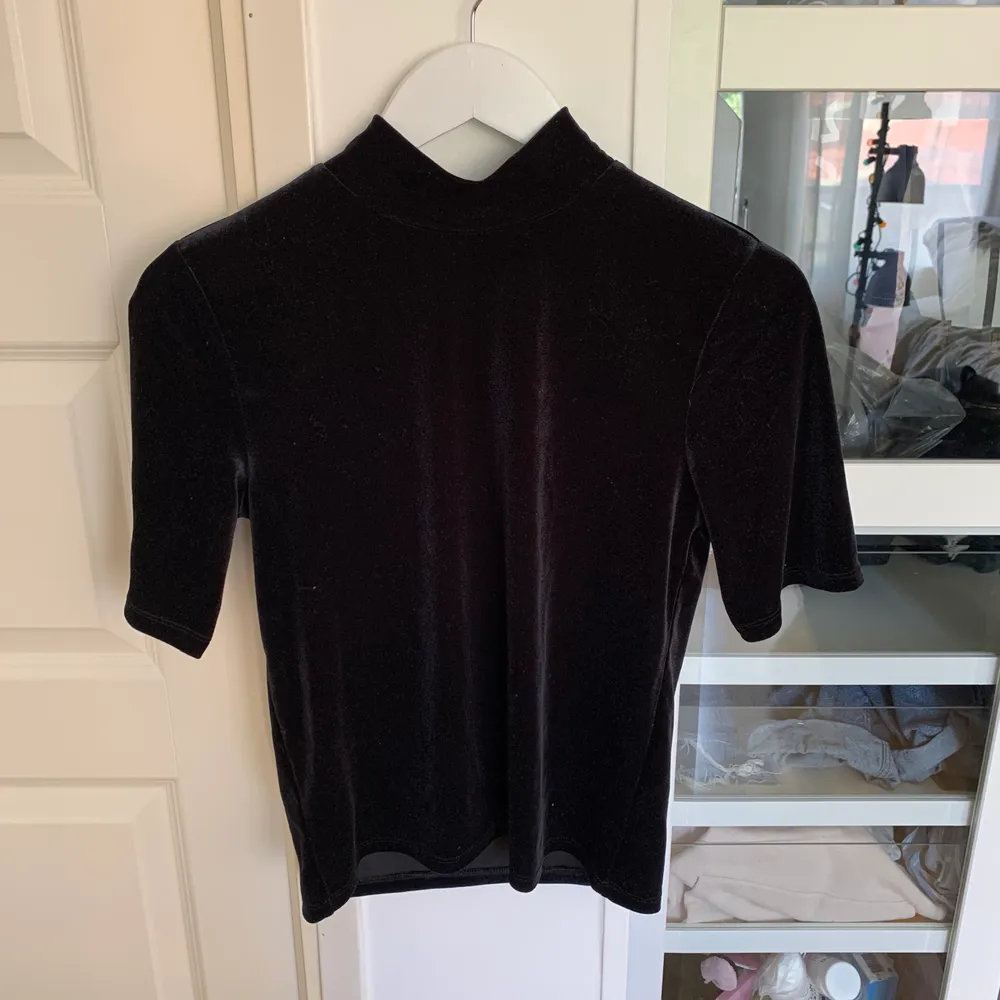 Kortärmad svart tröja i sammet med hög krage från Monki. Den är i storlek XS men sitter naturligt löst. I bra skick då jag aldrig har använt den. ‼️ Jag postar inte, utan möts bara upp. ‼️ Priset kan diskuteras. . T-shirts.