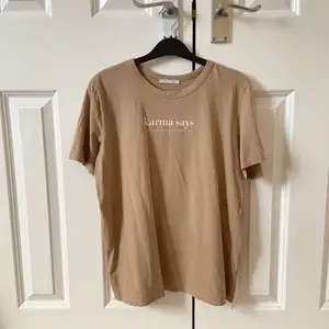 Oanvänd Beige t shirt med vitt tryck