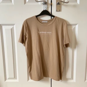 Oversized t shirt från zara  - Oanvänd Beige t shirt med vitt tryck