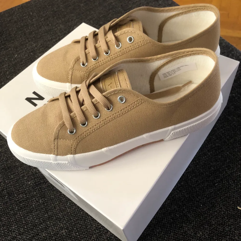 Oanvända sneakers från NA-KD i strl 39. Endast testade. Skickas i orginalförpackning. Köparen står för frakten. . Skor.