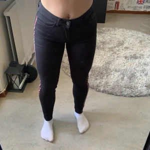 Strl S - Använd 1-2 gånger. Jätte stretchiga jeans byxor. Passar mig som kan använda både XS och S i jeans/byxor. Pris kan diskuteras, frakt står du för. Men kan om du köper fler plagg hos mig köra ut till dig om du bor i området Stockholm för billigt pris.