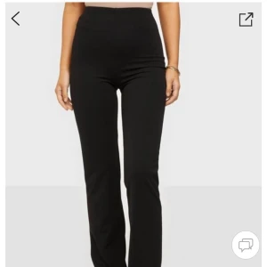 Svarta byxor från Nelly - Svarta byxor från Nelly i modellen straight crepe pant, använd ett fåtal gånger, strl xs men passar även s🤍 100kr+frakt