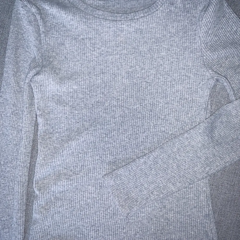 Ljusgrå långärmad tröja från Bikbok i storlek L. Tröjan är tight och rätt liten i storleken men stretchig. Använd några gånger men i bra skick ändå. . Tröjor & Koftor.