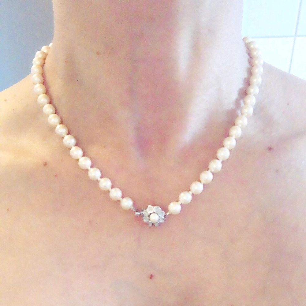 A beautiful Pearl Necklace i bought at private Island beach resort in Philippines, cost 5000peso (1000kr) and now i sell for only 300kr 😍.. It made from the Sea Shell pearl. 🏝⛱⛩... . Accessoarer.