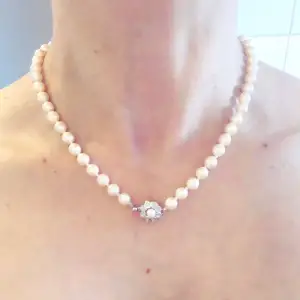 A beautiful Pearl Necklace i bought at private Island beach resort in Philippines, cost 5000peso (1000kr) and now i sell for only 300kr 😍.. It made from the Sea Shell pearl. 🏝⛱⛩... 