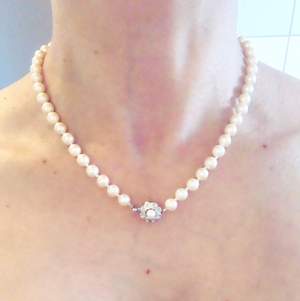 A beautiful Pearl Necklace i bought at private Island beach resort in Philippines, cost 5000peso (1000kr) and now i sell for only 300kr 😍.. It made from the Sea Shell pearl. 🏝⛱⛩... 