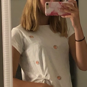 Gullig t-shirt - Säljer denna då den inte kommit till användning! Fri frakt! 