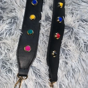 Väskband - Väskband med färgglada nitar. Köpare står för frakt 💗