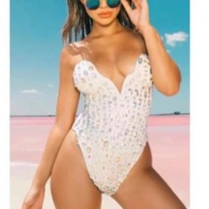 Baddräkt -  Baddräkt från  PLT, använd en gång. Dragkedja på sidan och band tillkommer.