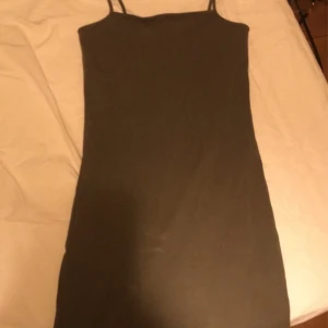 Grön bomullsklänning från H&M - Säljer denna gröna klänning från H&M, kan mötas vid frakt står köparen för kostnaden.