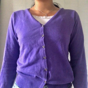 Kofta - Lila kofta som går att klä upp på olika sätt💜 skulle vara sjukt fin att sy upp men säljer hellre såhär. Frakt 44kr och läs policy 