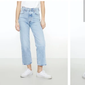 Levis jeans - Skit snygga Ribcage Jeans ifrån Levis !! Nypris 1 149kr!! Säljer då de ej används längre, bra skick. Stannar precis innan skon på mig som är 1.68 Storlek 26 men passar 27 😁 Frakt 60kr😁 Pris kan diskuteras vid snabb affär 😁  bud ligger på 700kr