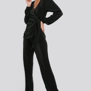 Set från NAKD  - Överdelen är i storlek S och byxorna i XS. Köparen står för eventuell frakt! 🌸 hör av dig till mig om fler bilder önskas eller om du har någon fundering💕💕