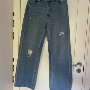 Jeans från hm i den trendiga passformen, hög midja med långa raka ben. Använda 1 gång. Strl 40/38. Köparen står för frakt.