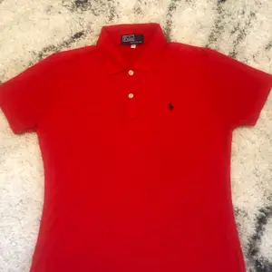 En piké tröja från Polo Ralph Lauren för män i storlek L. Använd 1 gång men passade inte. Original pris är 979kr. Säljer gör 360kr och frakten ingår. 