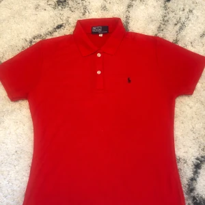 Polo Ralph Lauren piké tröja - En piké tröja från Polo Ralph Lauren för män i storlek L. Använd 1 gång men passade inte. Original pris är 979kr. Säljer gör 360kr och frakten ingår. 