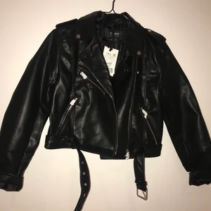 Skinnjacka - Skinnjacka i fejk skinn. Helt ny med prislapp. Står att det är strl L men snarare S-M. 