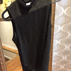 Cubus - Ganska så bra skick topp nästan nyskick bara använd en eller 2 gånger. Svart glittrig, lite stor på mig gillar inte längden heller. 75 kr eller högsta bud:) 