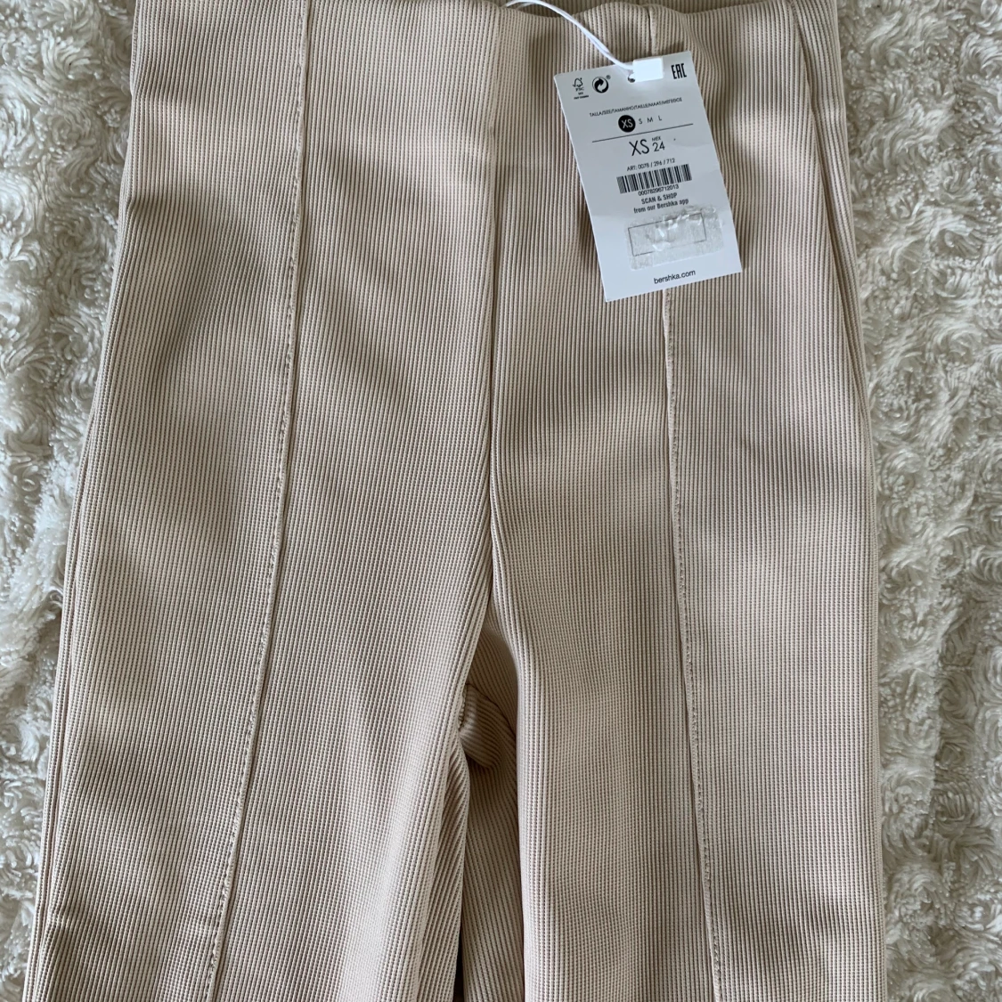 Beigfärgade byxor från Bershka - 91