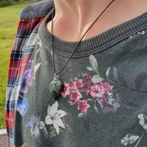 Litet hänge av jaspis sten - Sten hänge med valfritt band.                                                  Svart,brunt,rött,grått snöre eller läderläderband.