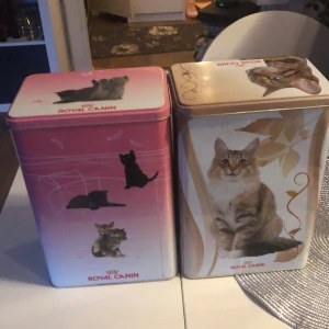 Royal Canin burkar  - Royal Canin Burkar . Båda för 100 kr :) eller 1 för 50. hela o rena 💓 för kattfoder eller vad du vill . Ganska stora . Kan mäta vid intresse! 