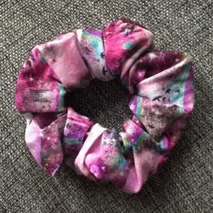 Säljer scrunchies för 25kr/st + 11kr frakt🥰 hör av er om ni är intresserade av att köpa!🦋🦋