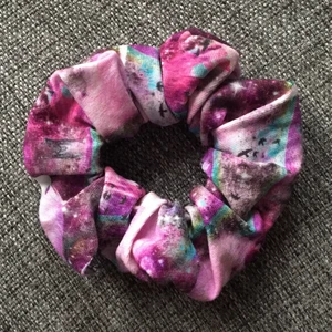 Scrunchies  - Säljer scrunchies för 25kr/st + 11kr frakt🥰 hör av er om ni är intresserade av att köpa!🦋🦋