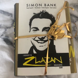 Zlatan böcker - Tre olika böcker med namnen ”I huvudet på Zlatan Ibrahimovic” av Simon Bank. ”Jag är Zlatan Ibrahimovic” av David Lagercrantz. Och Zlatan är Zlatan av Petter Karlsson och Jennifer Wegerup.