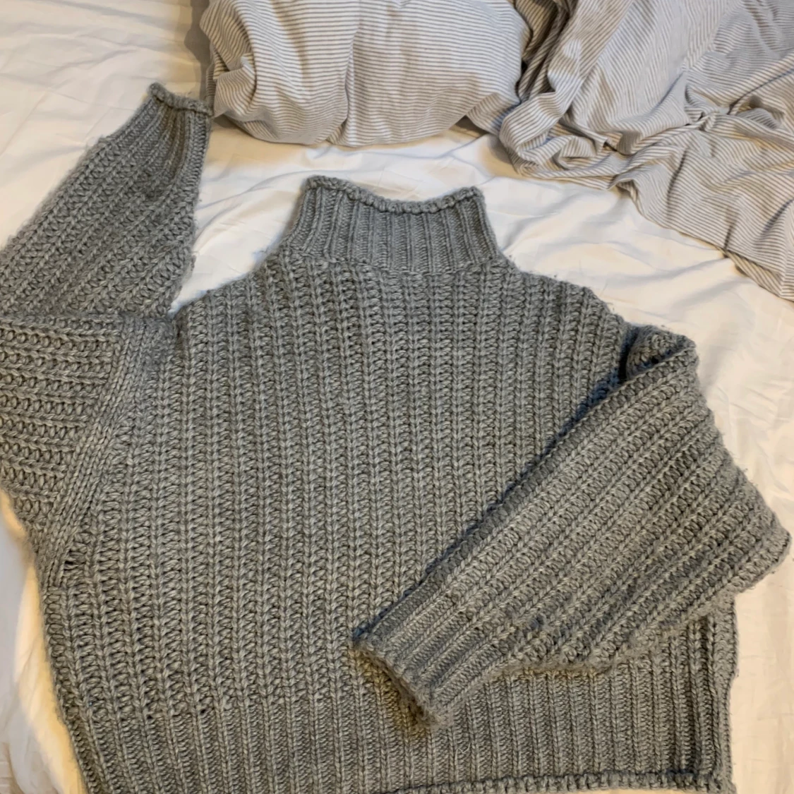 Grå stickad tröja