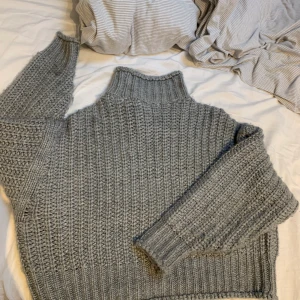 Grå stickad tröja - Grå stickad tröja från H&m. Stor i storleken, funkar för S-M. Budgivning startar vid 50kr