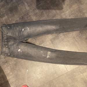 Säljer mina &denim (från H&M) jeans passform: Skinny ankel regular waist i storlek 28 (165/72A)! De är knappt använda och i superbra skick! Passar inte mig längre 