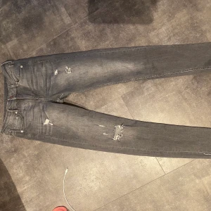 H&M byxor storlek XS-S ungefär!❤️❤️ - Säljer mina &denim (från H&M) jeans passform: Skinny ankel regular waist i storlek 28 (165/72A)! De är knappt använda och i superbra skick! Passar inte mig längre 