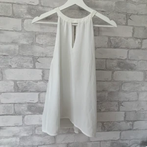 Topp från vila - Jättefin topp från vila! Använd ett fåtal gånger men knappen har tyvärr gått av så jag har fått laga den med en ny, annars är den i nyskick. Jättefin att ha nu på sommaren! Säljer pga inte min stil längre <3 (samfraktar så kolla gärna in fler annonser)