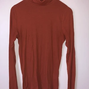 Rostfärgad polotröja  - Jag säljer denna polotröja från hollister o storlek L. Den är väldigt smal i sin utgångsform vilket gör att den passar både S,M och L beroende på hur man vill att den ska sitta. 