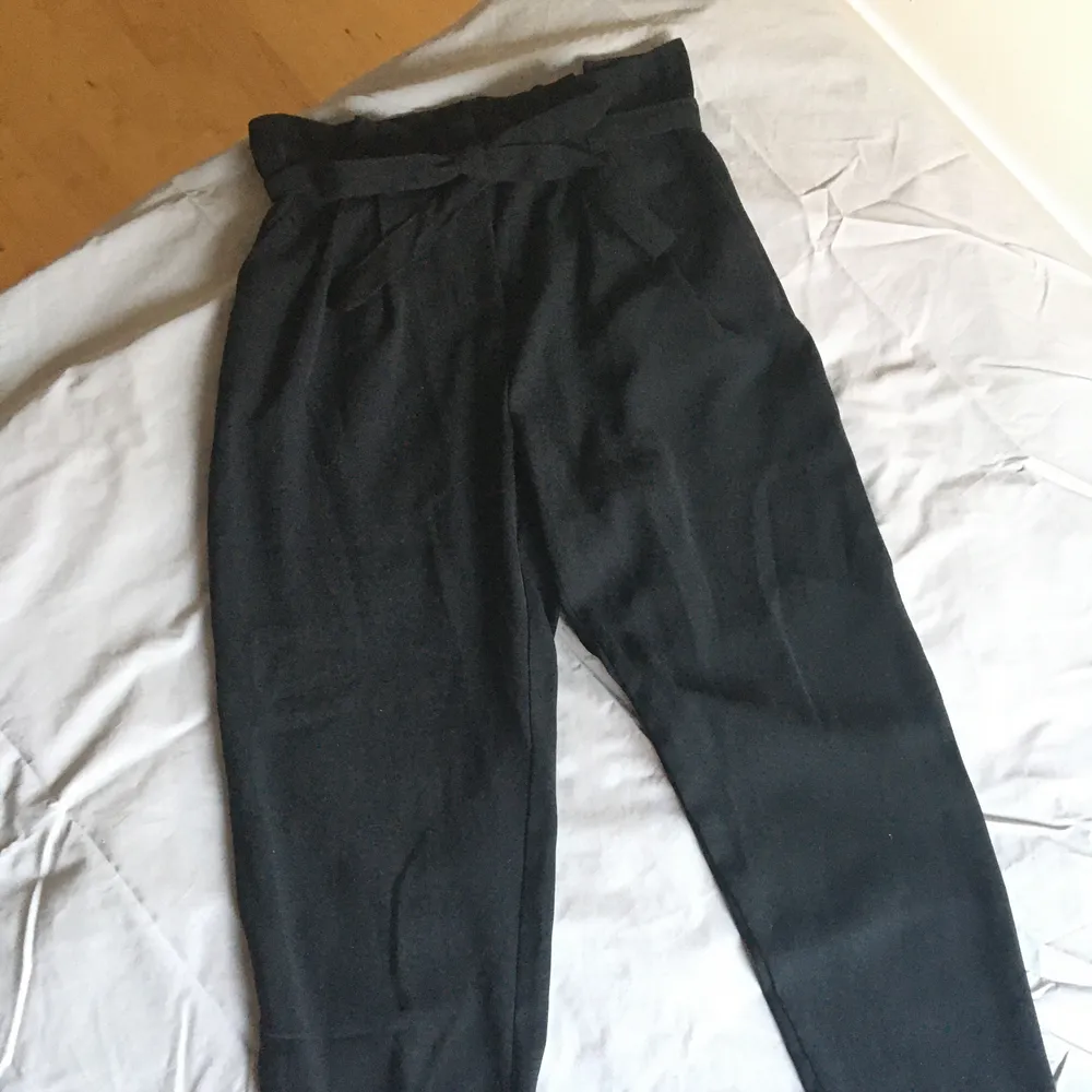 Svarta knytbyxor i tunnt material perfekt för sommaren i storlek 38. Bekväma byxor från New Yorker med bra passform. . Jeans & Byxor.