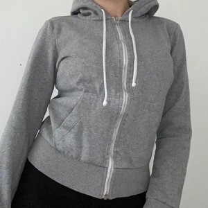 Hoodie med dragkedja - Använd mer än 10 gånger men bra skick. Säljer då den är lite för liten för mig. Nypris: okänt
