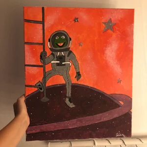 Kermit rymd tavla - Säljer denna jättehärliga kermit-rymd- tavlan jag målat själv. Älskar denna typ av ”flummig” och orealistisk konst så denna är en av mina personliga favoriter🥰 Tavlan är större än vanligt, måtten är 45x18 cm💗