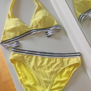 Bikini från Lindex i storlek S - Gul bikini från Lindex i kollektionen HOLLY & WHYTE i bra skick. Stretchigt material så skulle säga att den passar en person med storlek M också.   